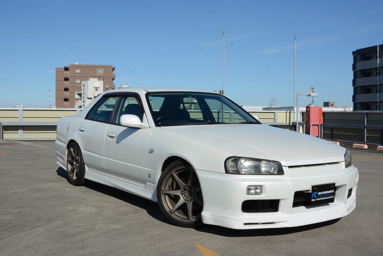 R34 Skyline 4door GT-T with CST 18" alloys!